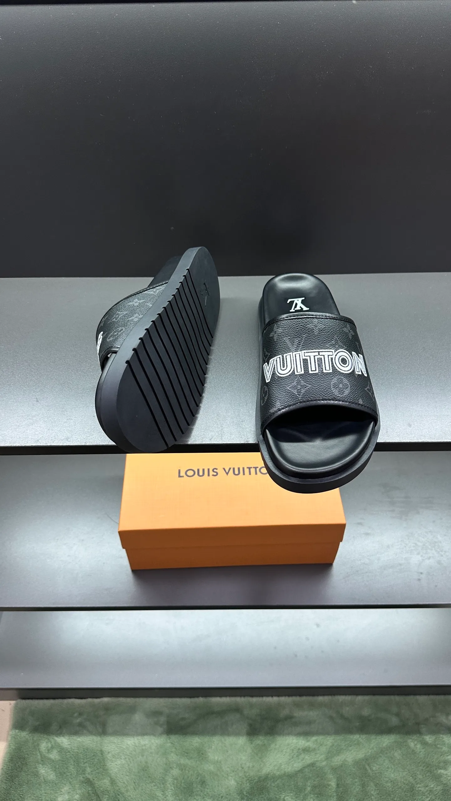 [L Home] P: 300💰Size: 38-45 Top purchasing lv men's summer slippers, classic presbyopia with soft real leather lining, unique color splicing effect, distinctive personality, fashionable and trendy essential style, light and comfortable. Lightweight and tough rubber insole, micro ridged foam outsole, super comfortable!